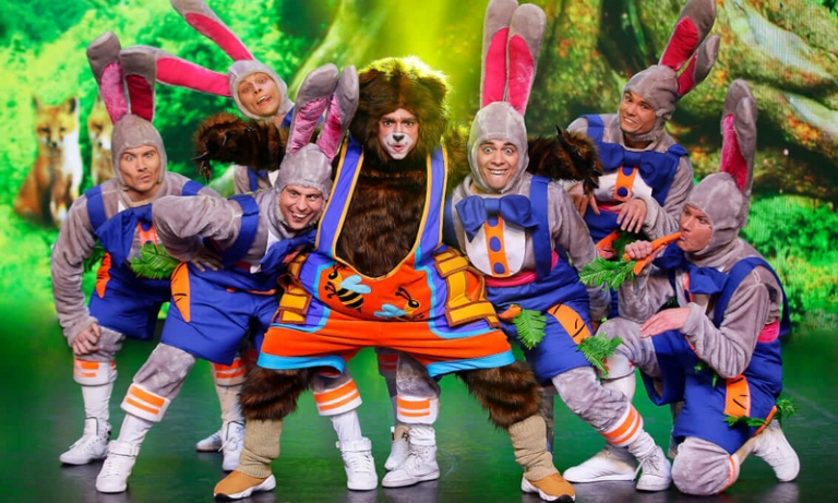 На фото: сцена из спектакля-сказки &laquo;Волшебная планета&raquo;.