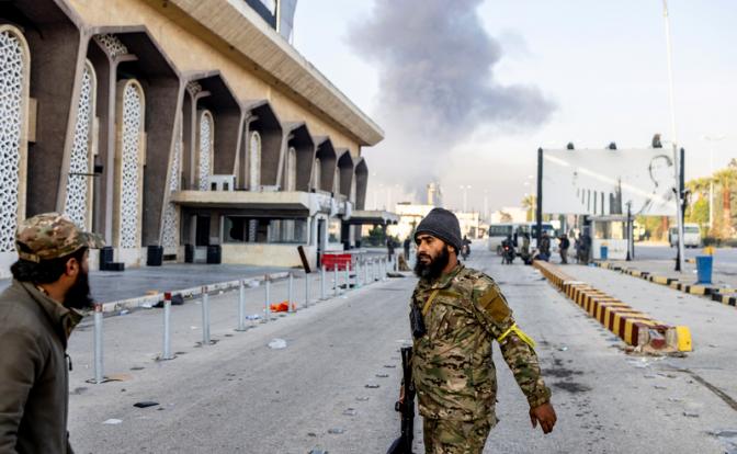 На фото: сирийские повстанцы взяли под контроль военные и гражданские аэропорты в Алеппо, Сирия.