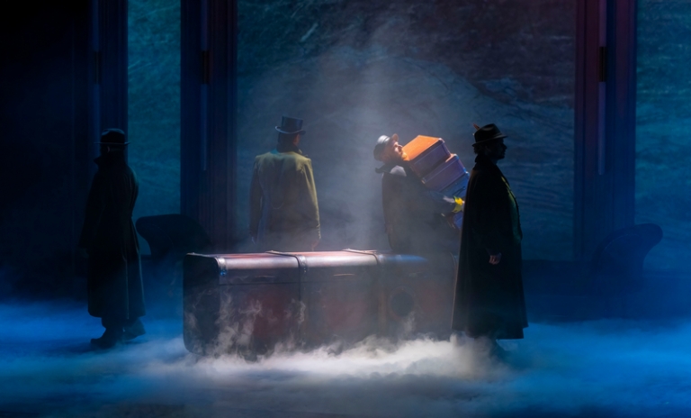 На фото: сцена из спектакля &laquo;Игроки&raquo;.