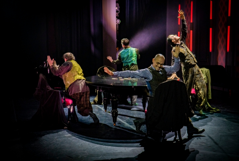 На фото: сцена из спектакля &laquo;Игроки&raquo;.