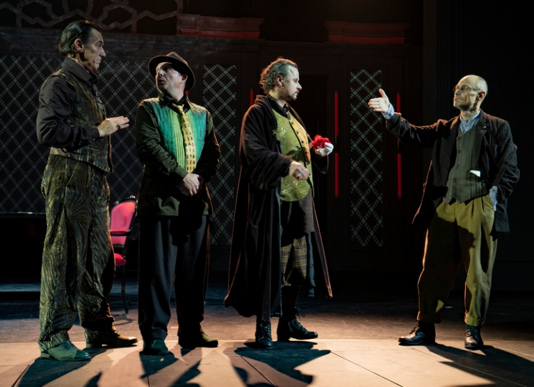 На фото: сцена из спектакля &laquo;Игроки&raquo;.