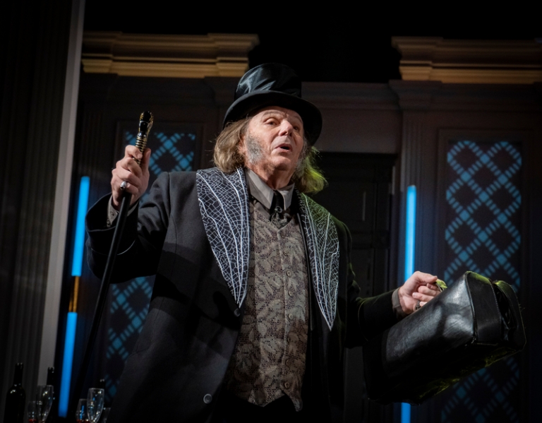 На фото: сцена из спектакля &laquo;Игроки&raquo;.