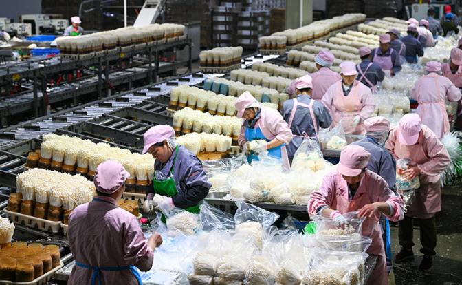 Китай бы и рад, но у россиян не хватает денег, чтобы купить все китайские товары