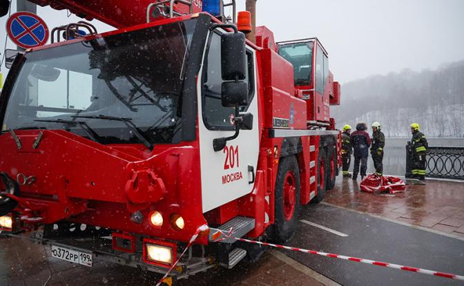 На фото: обстановка на месте падения автомобиля в Москву-реку