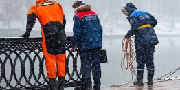 Автомобиль пробил бетонное ограждение и рухнул в воду в Москве