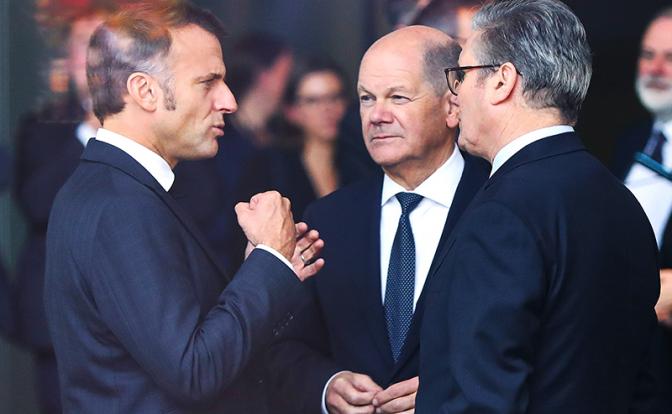 На фото: президент Франции Эмманюэль Макрон, канцлер Германии Олаф Шольц и премьер-министр Великобритании Кир Стармер (слева направо)