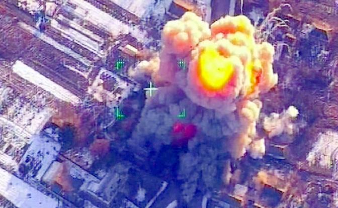 На фото: уничтожение военной техники Украины высокоточным боеприпасом.