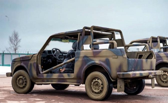 На фото: «Витязь» модернизировал автомобили ВАЗ-2121 «Нива». Бойцы из мотострелкового полка получат машины с открытым кузовом, усиленной задней частью и элементами для установки стрелкового вооружения. Заказы участников СВО заводчане считают приоритетными