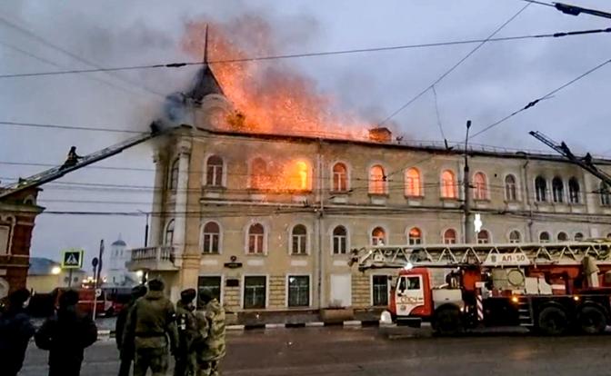 На фото: пожар в здании военного госпиталя на улице Советской, Тула
