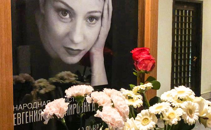 На фото: цветы у портрета актрисы Евгении Добровольской в фойе Московского художественного театра (МХТ) имени А.П. Чехова.