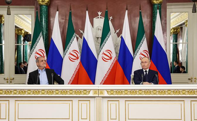 На фото: президент РФ Владимир Путин и президент Ирана Масуд Пезешкиан (справа налево) во время пресс-конференции по итогам переговоров в Кремле