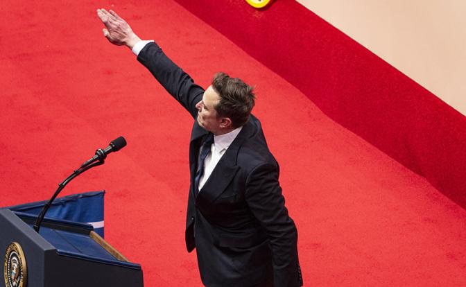 На фото: генеральный директор SpaceX и Tesla Илон Маск во время выступления на параде по случаю инаугурации президента США Дональда Трампа.