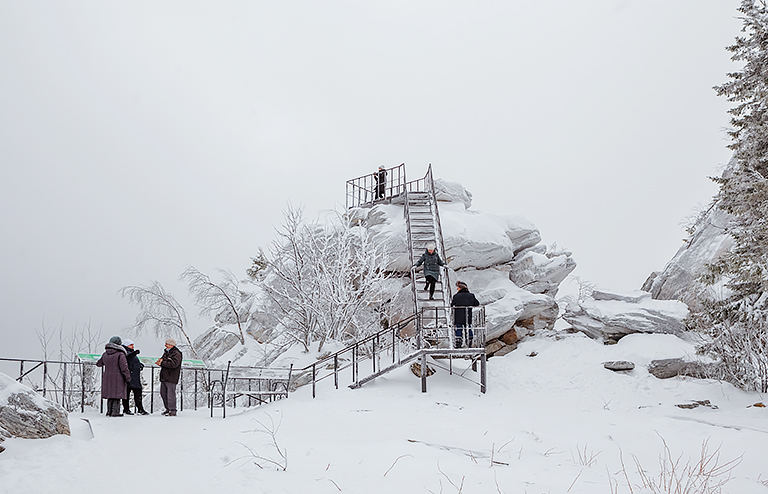 На фото: нацпарк «Таганай»: вход в нацпарк и Черная скала