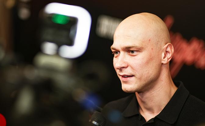 На фото: актер Юрий Борисов во время премьеры фильма "Анора" режиссера Шона Бэйкера