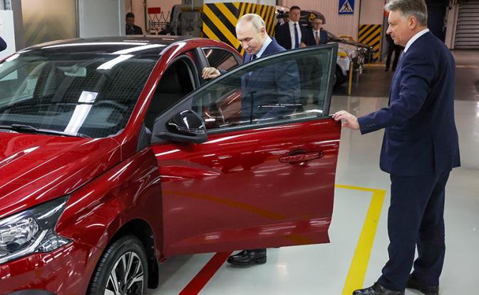 На фото: президент России Владимир Путин и генеральный директор АО "Автоваз" Максим Соколов (слева направо) во время посещения завода "Автоваз".