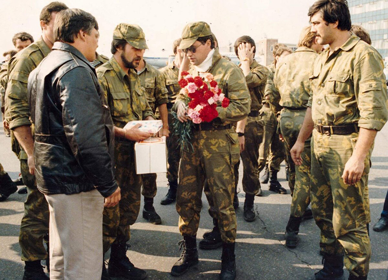 На фото: сотрудник группы &laquo;А&raquo; И.Орехов (в центре с цветами) принимает поздравления после операции в Сухуми. Первый слева командир &laquo;Альфы&raquo; Виктор Карпухин