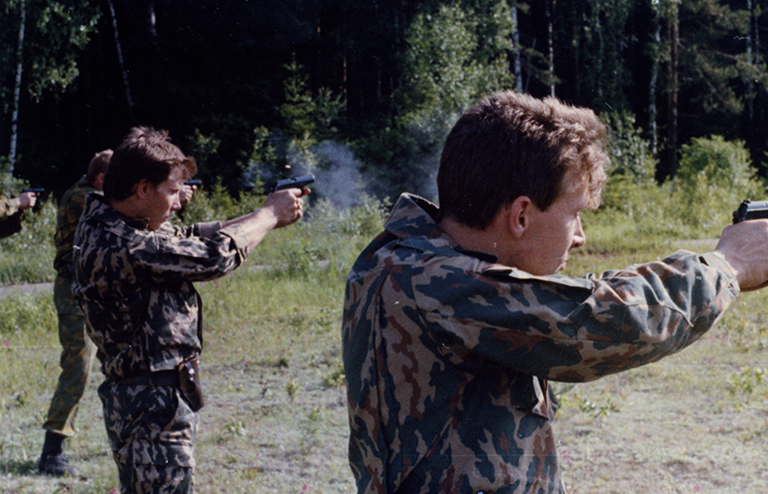 На фото: умение метко стрелять из пистолета - важнейшее качество бойца группы антитеррора