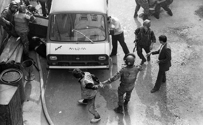 На фото: во время захвата бандитов.  Операция по освобождению заложников из местного изолятора временного содержания, 1990