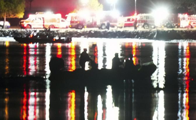 На фото: спасатели на реке Потомак. Утром 30 января неподалеку от аэропорта имени Рональда Рейгана столкнулись пассажирский самолет Bombardier CRJ700 и военный вертолет Blackhawk.