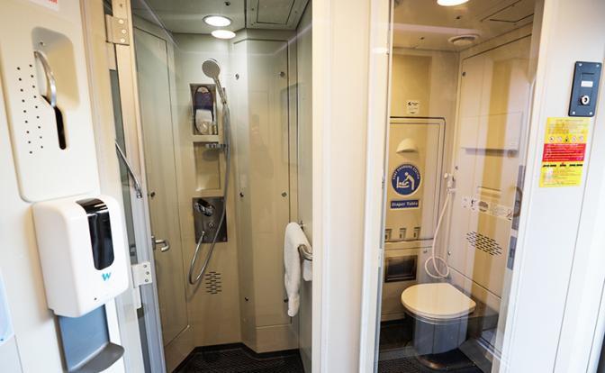 В российских поездах дальнего следования появился душ