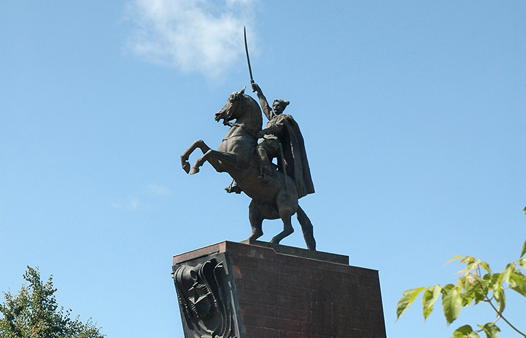 На фото: памятник Василию Чапаеву, Чебоксары