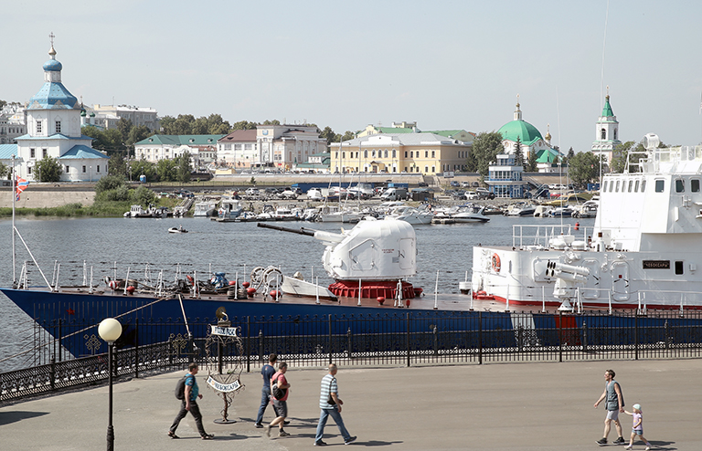 На фото: горожане на набережной Волги ,Чебоксары