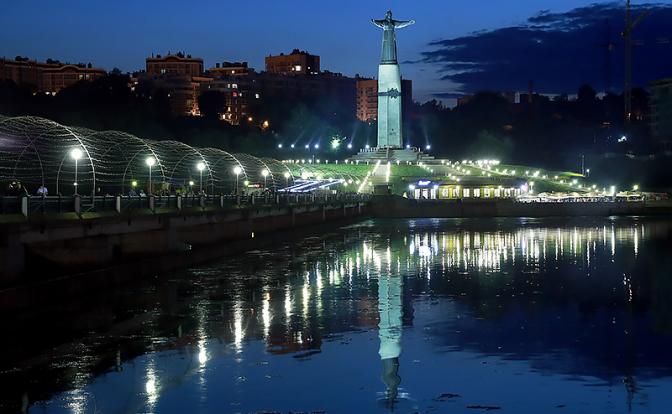На фото: монумент Матери в исторической части города. Чебоксары