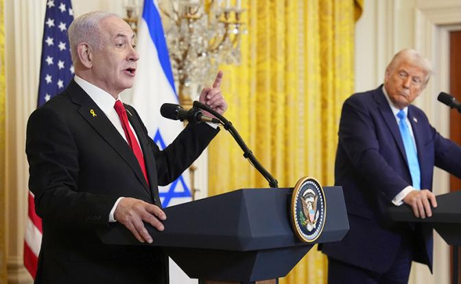 На фото: президент Дональд Трамп слушает выступление премьер-министра Израиля Биньямина Нетаньяху во время пресс-конференции в Восточной комнате Белого дома в Вашингтоне.