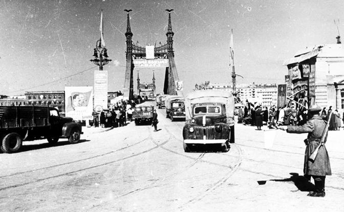 На фото: машины Советской армии подъезжают к частично разрушенному мосту Свободы в Будапеште в конце Второй мировой войны в 1945 году