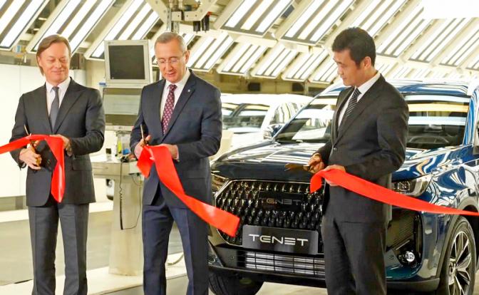 На фото: в присутствии Губернатора Калужской области Владислава Шапши Председатель совета директоров «АГР ХОЛДИНГ» Андрей Павлович и Председатель совета директоров компании Defetoo г-н Син подписали соглашение о производстве