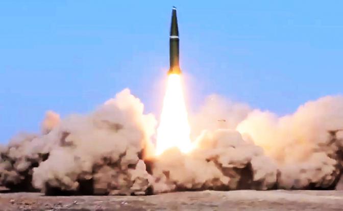 На фото: пуск ракеты оперативно-тактического ракетного комплекса (ОТРК) "Искандер-М"