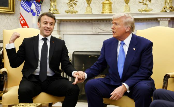 На фото (слева направо): президент Франции Эммануэль Макрон и президент США Дональд Трамп во время встречи.