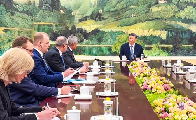 На фото: секретарь Совета безопасности РФ Сергей Шойгу и председатель КНР Си Цзиньпин (в центре слева направо) во время переговоров.