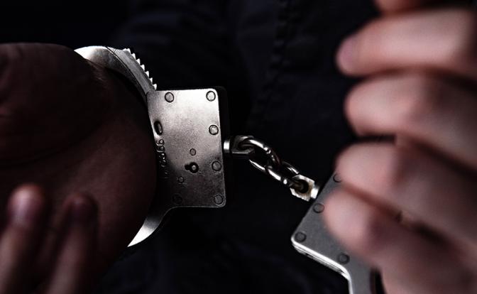 Полиция задержала 15-летнего отца выброшенного в контейнер младенца