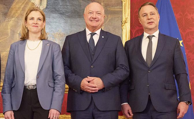 На фото: глава SPÖ Андреас Баблер, лидер ÖVP Кристиан Штокер  и глава NEOS Беате Майнл-Райзингер( справа налево)