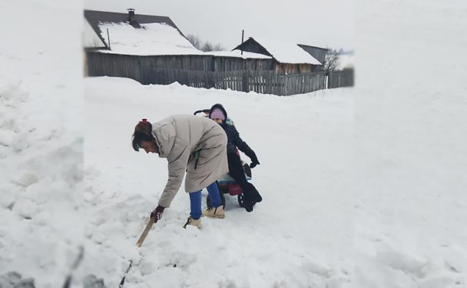 На фото: Оксана Фарафонова с дочерью: на обязательных работах и во дворе жилого дома