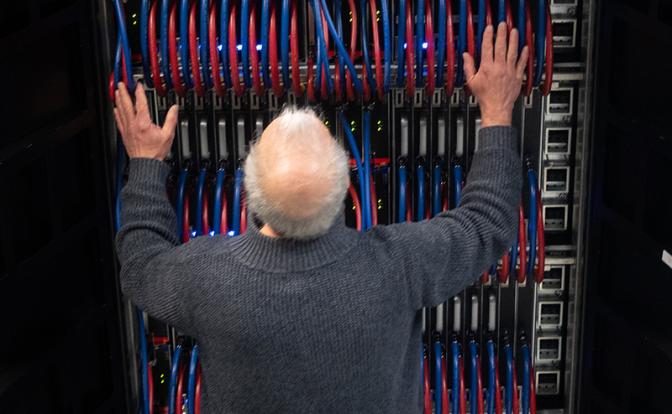 «Профессора, но не SMMщика»: эксперт сказал, заменит ли ИИ людей