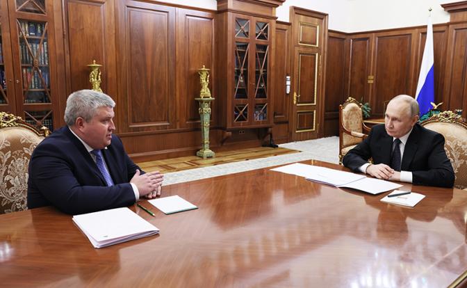 На фото: президент РФ Владимир Путин и первый заместитель губернатора Новгородской области Александр Дронов (справа налево)