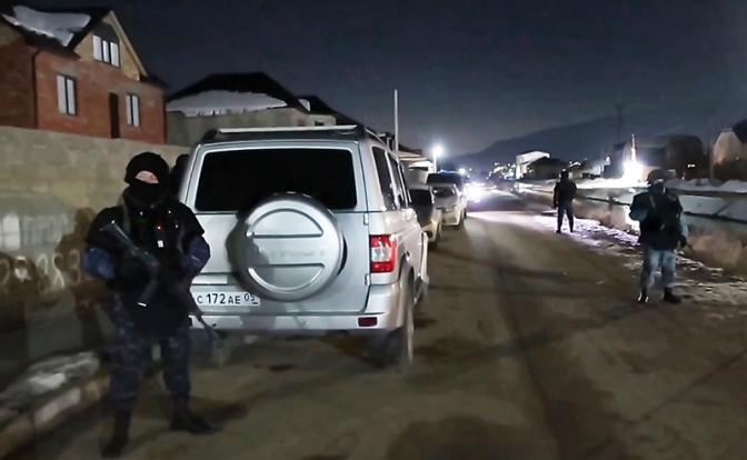 На фото: Махачкала. Сотрудники НАК во время оперативно-розыскных мероприятий на месте боестолкновения.