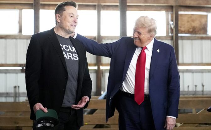 На фото: предприниматель Илон Маск и президент США Дональд Трамп (слева направо)