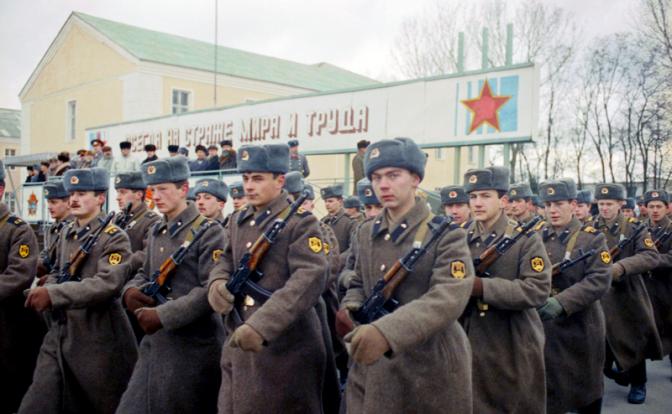 На фото: военнослужащие дивизии после принятия присяги на верность Украине, 1992 год.