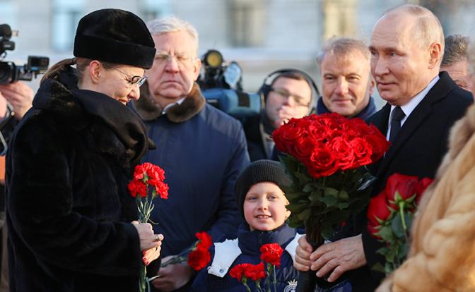 На фото: телеведущая Ксения Собчак, ее сын Платон Виторган-Собчак, президент России Владимир Путин и член Совета Федерации РФ Людмила Нарусова (слева направо).