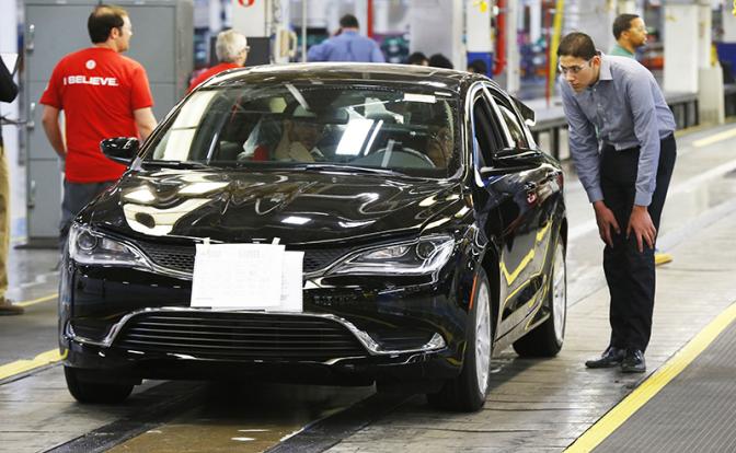 На фото: автомобиль Chrysler 200. Архивное фото