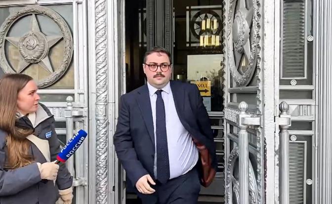 На фото: представитель посольства Великобритании в Москве вызван в МИД РФ в связи с лишением аккредитации двух сотрудников за признаки разведывательной деятельности.