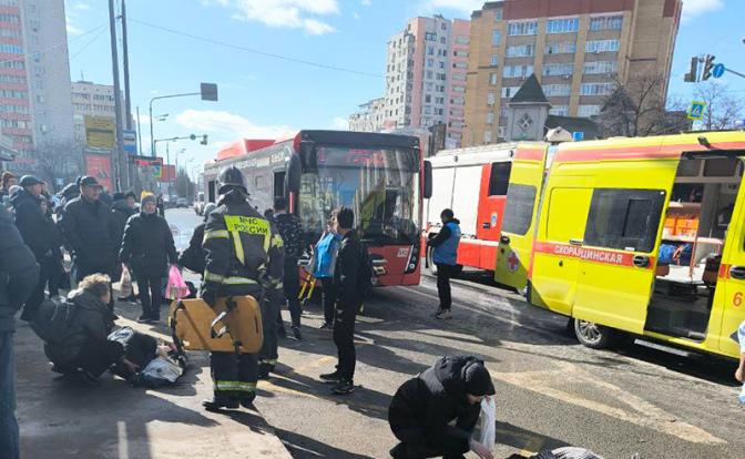 Девять человек госпитализированы после наезда автомобиля на остановку в Казани