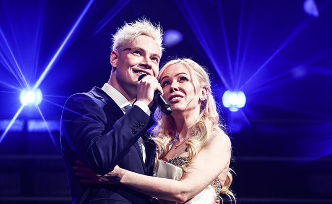 На фото: певец Shaman (Ярослав Дронов) и глава Лиги безопасного интернета Екатерина Мизулина во время концерта "Ты моя" по случаю празднования Международного женского дня в концертном зале "Live Арена".