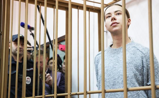На фото: блогер Александра Митрошина, обвиняемая в уклонении от уплаты налогов, во время избрания меры пресечения в Чертановском районном суде.
