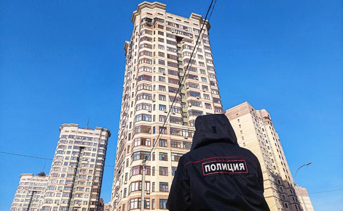 На фото: повреждения в многоквартирном доме в результате падения беспилотного летательного аппарата (БПЛА).