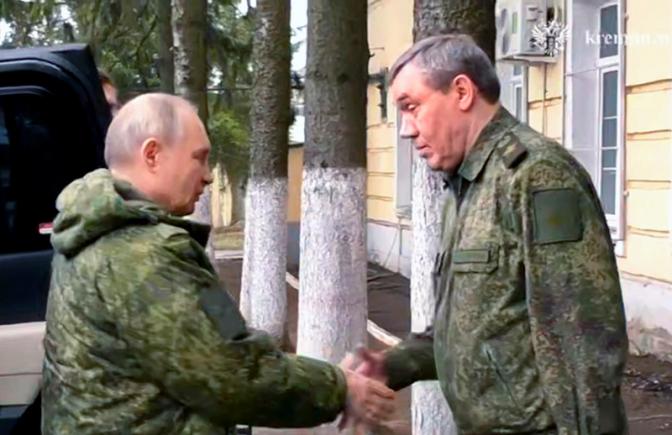 На фото: президент РФ Владимир Путин и начальник Генерального штаба ВС РФ генерал армии Валерий Герасимов (слева направо) в одном из пунктов управления Курской группировки.