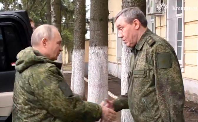 На фото: президент РФ Владимир Путин и начальник Генерального штаба ВС РФ генерал армии Валерий Герасимов (слева направо) в одном из пунктов управления Курской группировки.